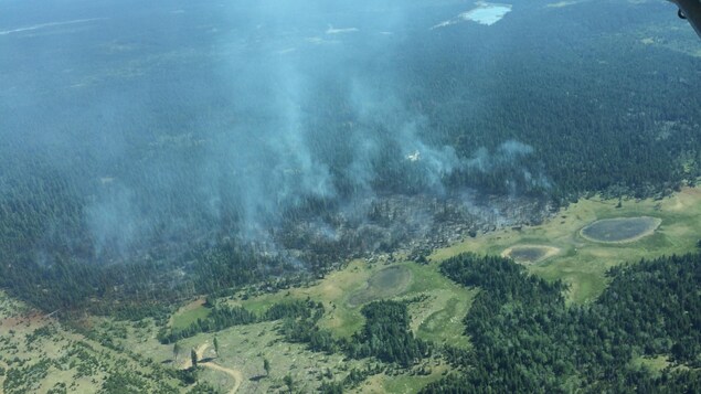 Le feu de forêt brûle à une quarantaine de kilomètres de Lac La Hache en Colombie-Britannique
