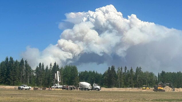 De la fumée s'élevant d'un feu de forêt près de La Loche, en Saskatchewan, le 31 mai 2023.
