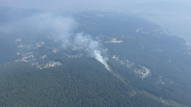 À l’est de Vancouver, un feu de forêt préoccupe le village d’Anmore