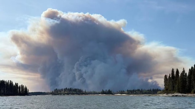 Un nuage de fumée à Pimicikamak.