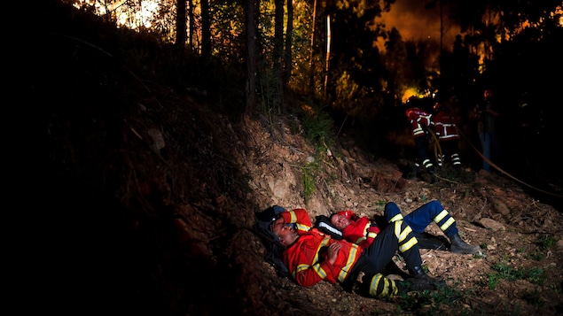 Des pompiers prennent une pause alors qu'ils combattent le violent incendie de forêt au Portugal. Des pompiers prennent une pause alors qu'ils combattent le violent incendie de forêt au Portugal.