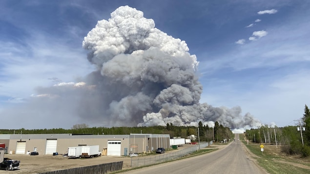 La fumée montant d'un feu de forêt en bordure de Prince Albert, en Saskatchewan, le 17 mai 2021.