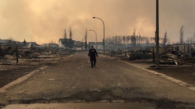 Feu de Fort McMurray : les policiers exposés à la fumée ont des poumons endommagés