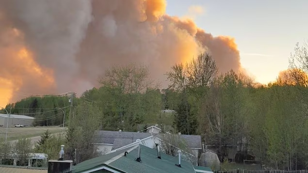 El incendio forestal en la región del Fraser Lake .