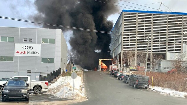 De la fumée noire émane du feu d'un bâtiment en construction à l'angle de l'avenue Massachusetts et de la rue Columbus, dans le nord de Halifax.