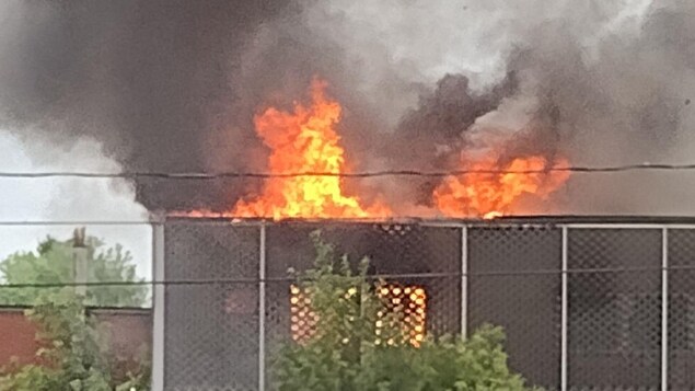 Un bâtiment est la proie des flammes à Drummondville