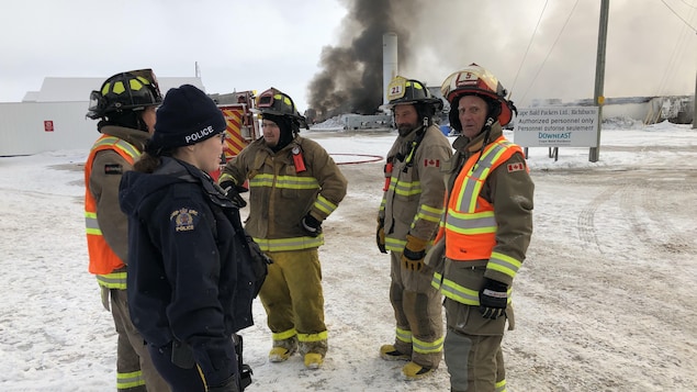 Des pompiers discutent devant l'usine Cape Bald Packers à Richibouctou-Village.