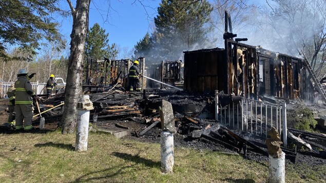 Une maison part en fumée à Lac-Bouchette