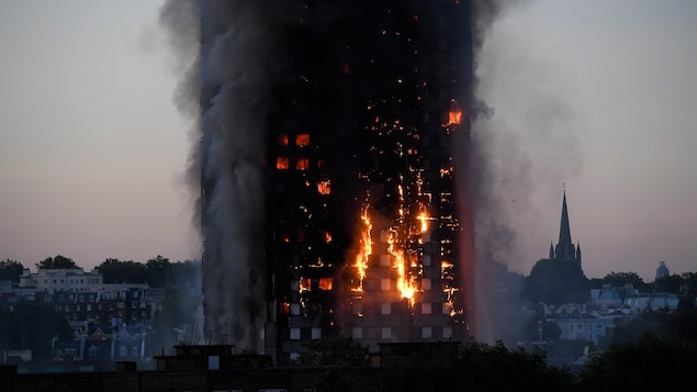 Du feu et de la fumée s'échappe de la tour à Londres.