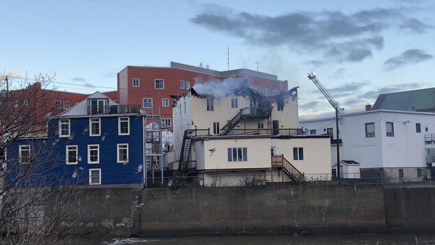 De la fumée s'échappait encore du bâtiment à 8 h ce matin. De la fumée s'échappait encore du bâtiment à 8 h ce matin.