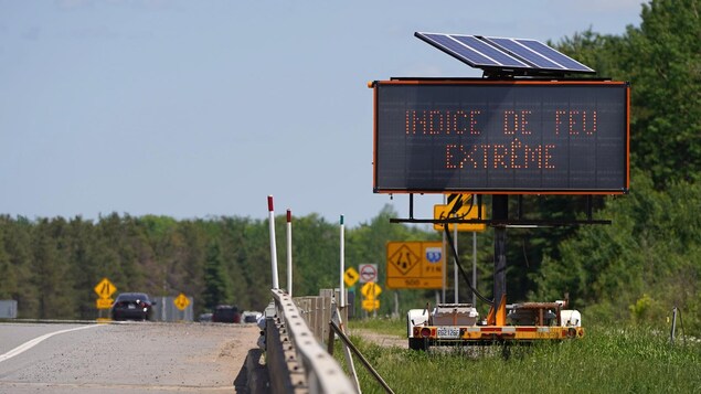 Un panneau routier indique indice de feu extrême.