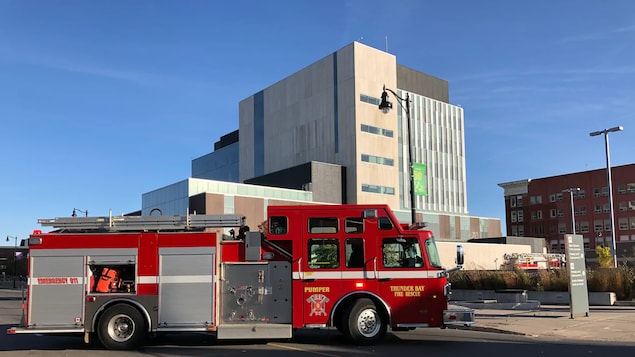 Un camion de pompier devant le palais de justice de Thunder Bay.