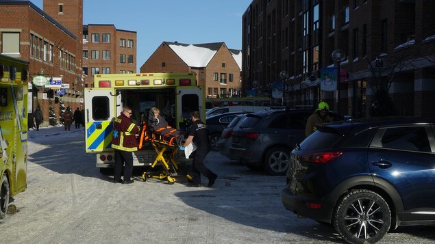 Une résidente secourue par les ambulanciers Une résidente secourue par les ambulanciers