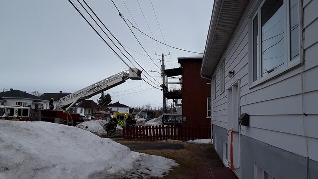 Des pompiers tentent d'éteindre un incendie.