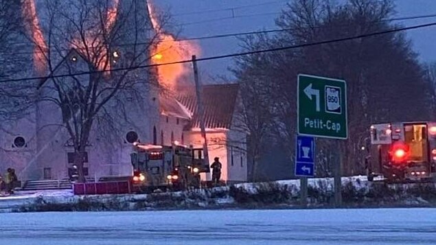 L’église de Shemogue est la proie des flammes