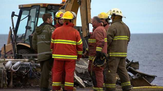 La pelle aidera les pompiers à déblayer et à éteindre les dernières braises. La pelle aidera les pompiers à déblayer et à éteindre les dernières braises.