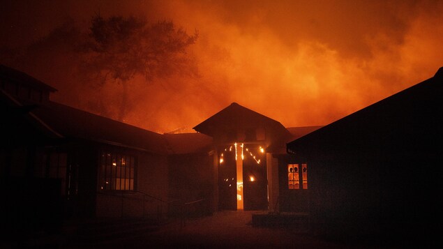 Les flammes de l'incendie Kincade ont consommé le vignoble de Soda Rock, à Healdsburg, en Californie.
