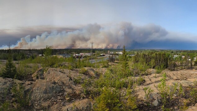 Un feu de forêt près de Flin Flon, le 28 mai 2025.