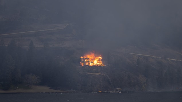 Una casa arde a causa de los incendios forestales.