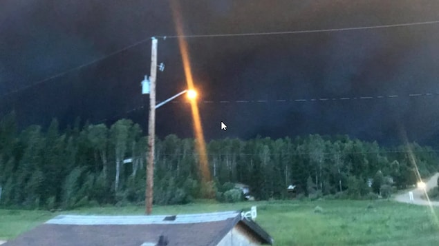Un feu de forêt dans la communauté de St. George's Hill, dans le nord de la Saskatchewan.