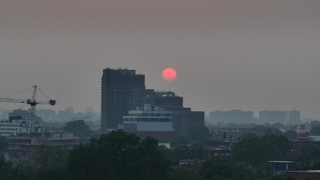 Le soleil se couche sur Toronto.