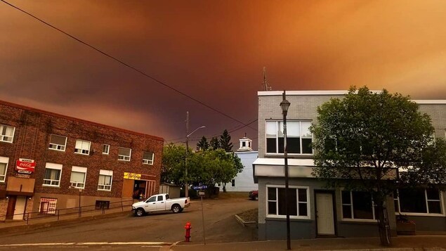 Une fumée orange dans le ciel de Kirkland Lake Une fumée orange dans le ciel de Kirkland Lake