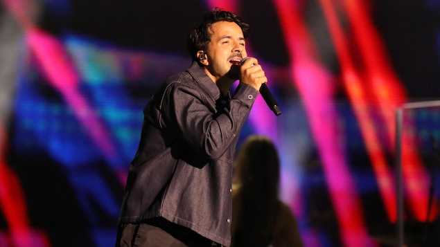  Luis Fonsi prend sa revanche sur les Plaines! 