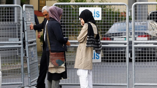 La fiancée (à gauche) du journaliste saoudien Jamal Khashoggi et son ami attendent devant le consulat d'Arabie saoudite à Istanbul, en Turquie, le 3 octobre 2018. La fiancée (à gauche) du journaliste saoudien Jamal Khashoggi et son ami attendent devant le consulat d'Arabie saoudite à Istanbul, en Turquie, le 3 octobre 2018.