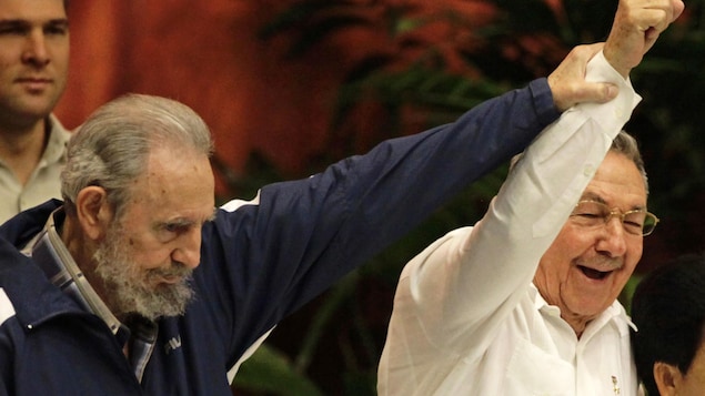 Fidel Castro, en compagnie de son frère, Raul, le 3 août 2012