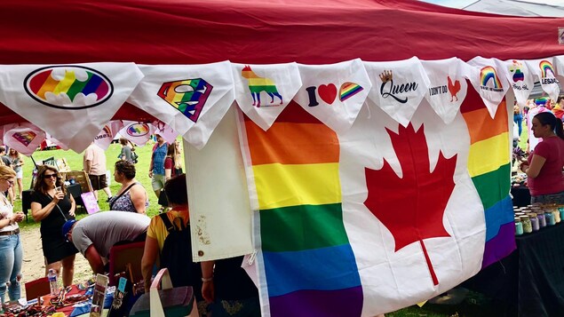 Un kiosque affiche un gros drapeau canadien au couleur de l'arc-en-ciel. Un kiosque affiche un gros drapeau canadien au couleur de l'arc-en-ciel.