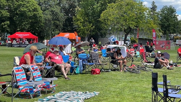 Des personnes dans des chaises longues en train de regarder le match, à Kamloops. 