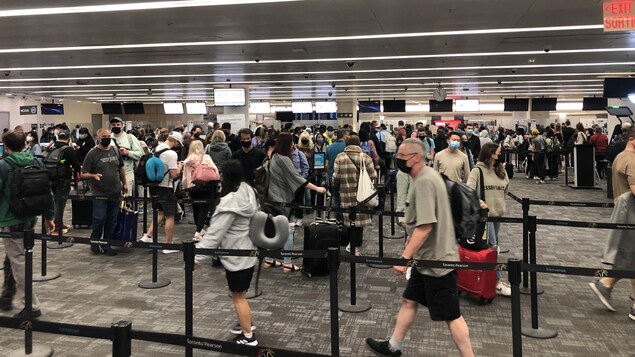 طوابير المسافرين القادمين من الخارج في مطار بيرسون الدولي في تورونتو.