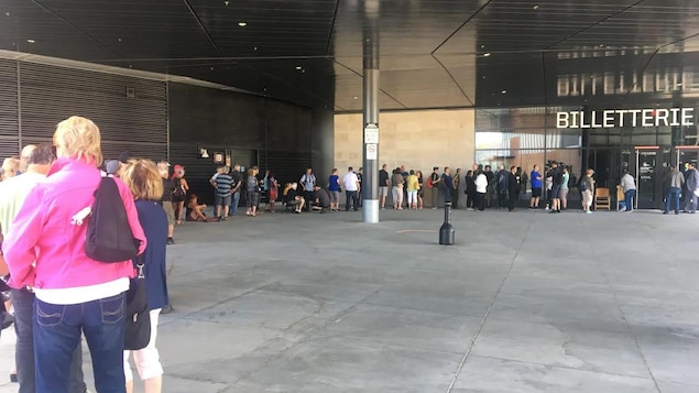 Une centaine de personnes étaient dans la file d'attente pour se procurer des billets. Une centaine de personnes étaient dans la file d'attente pour se procurer des billets.
