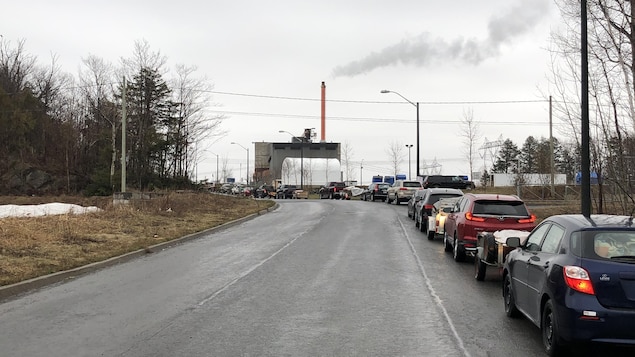 Une heure avant la réouverture de l'écocentre, plusieurs automobilistes attendaient patiemment.