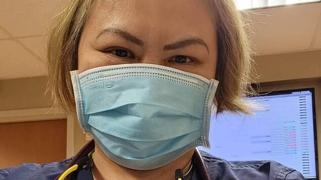 Naka-mask at uniporme ang nurse na si Maria Sauco.