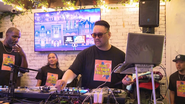 Ang mga Pilipino na DJ.