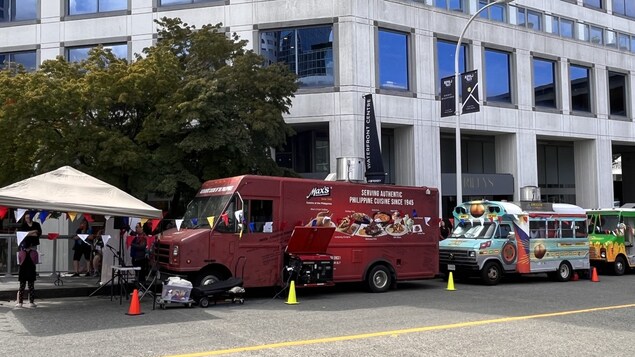 Mga Pilipinong food truck nakaparada sa gilid ng kalsada.