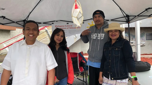 Mga Pilipino na nasa loob ng booth ng Philippine Cultural Association of Yellowknife sa isang multicultural festival.