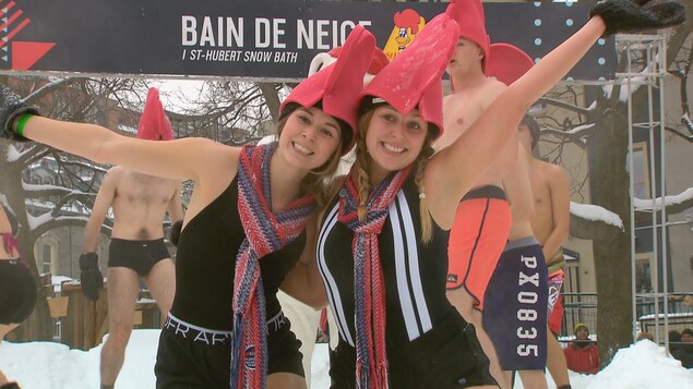Environ 80 courageux ont participé au bain de neige. Environ 80 courageux ont participé au bain de neige.