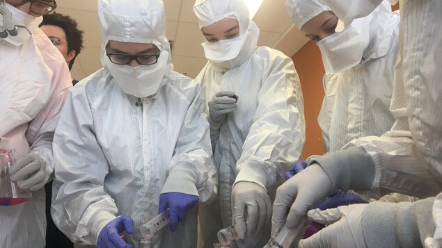 160 jeunes filles participent à l'activité « Les filles et les sciences : un duo électrisant! » à l'Université Laval. 160 jeunes filles participent à l'activité « Les filles et les sciences : un duo électrisant! » à l'Université Laval.
