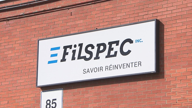 Filspec, une entreprise de Sherbrooke, fabrique du fil spécialisé. On aperçoit ici son enseigne extérieure et son logo : « Savoir réinventer ».
