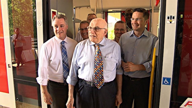 De g. à dr. : le conseiller municipal et maire suppléant d'Ottawa, Mark Taylor; le député d'Ottawa-Orléans, Royal Galipeau et le député de Nepean-Carleton, Pierre Poilièvre. (27-07-15) De g. à dr. : le conseiller municipal et maire suppléant d'Ottawa, Mark Taylor; le député d'Ottawa-Orléans, Royal Galipeau et le député de Nepean-Carleton, Pierre Poilièvre. (27-07-15)