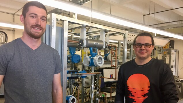 Des finissants en électronique industrielle. Des finissants en électronique industrielle.