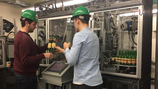 Des finissants en électronique industrielle. Des finissants en électronique industrielle.