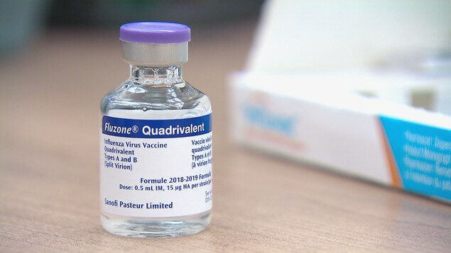 Une fiole de vaccin sur une table.