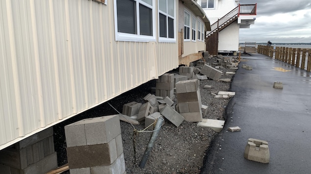 Des blocs de ciments qui soutenaient un bâtiment ont été déplacés par le vent.