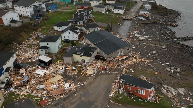 Casas destruidas y un edificio desplazado por la tormenta. 
