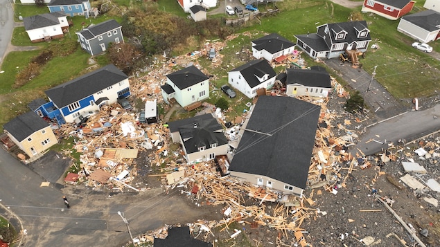 Fiona détruit près de 100 maisons à Terre-Neuve