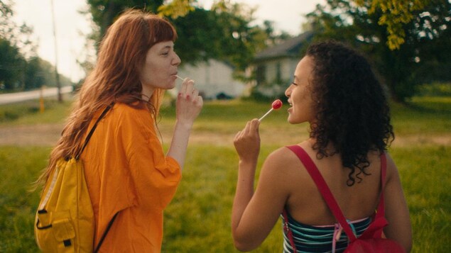 Les actrices principales du film Firecrackers , Michaela Kurimsky et Karena Evans se regardent en souriant et en dégustant des suçons. Les actrices principales du film Firecrackers , Michaela Kurimsky et Karena Evans se regardent en souriant et en dégustant des suçons.