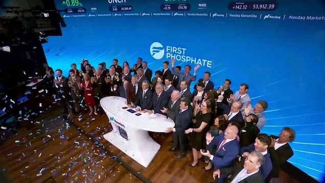 Des gens d'affaires célèbrent une entrée en bourse.